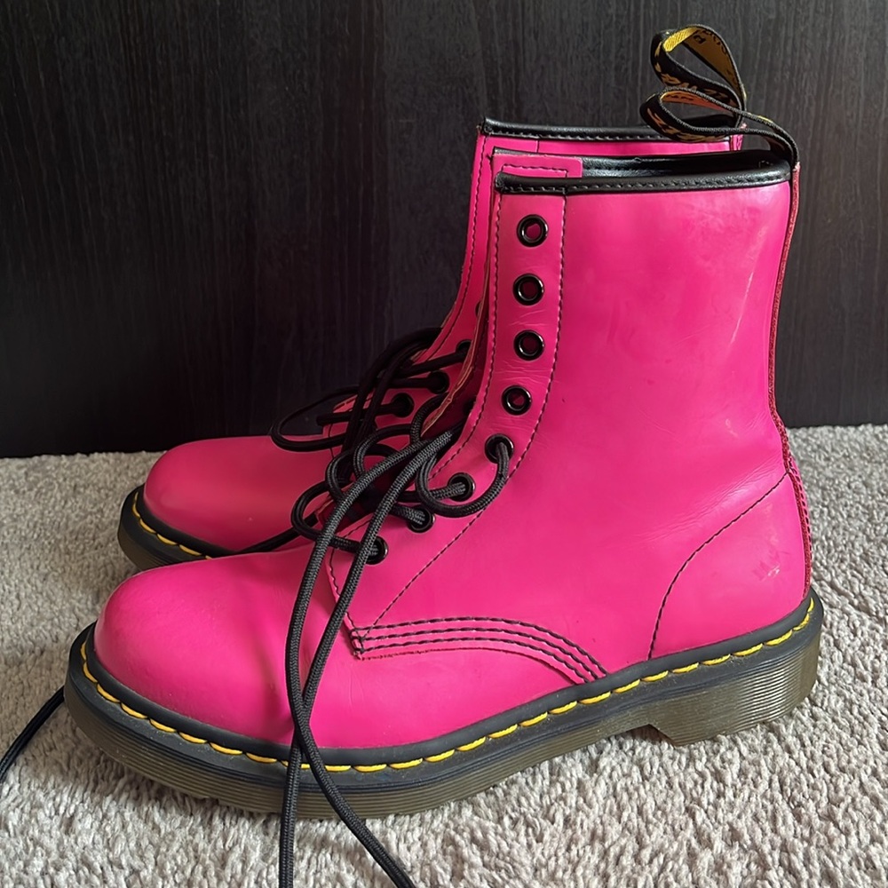 [SOLD ON ANOTHER PLATFORM] Hot Pink Patent Leather Dr. Martens 1460 Boots - Picture 4 of 10